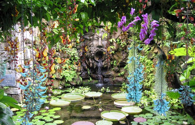 I Giardini La Mortella di Ischia con fontana e vegetazione lussureggiante